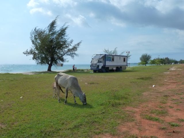 Nach 280km erreichen wir Sihanoukville und den schönen Strand.